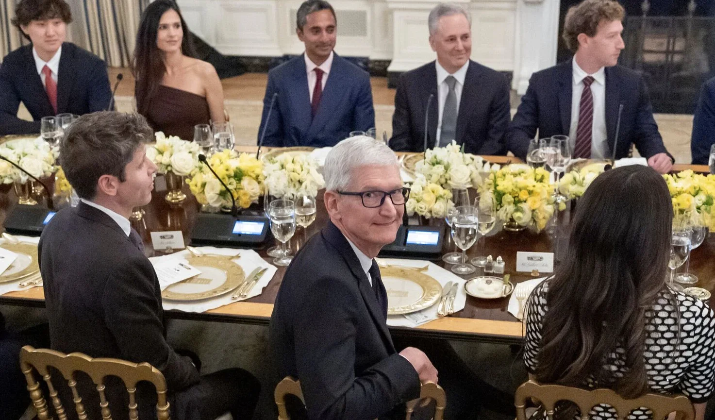 Tim Cook at a dinner with Donald Trump and other wealthy individuals